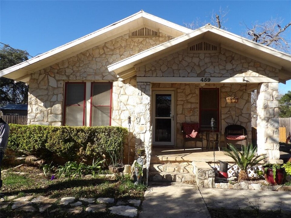 459 E Commerce St in New Braunfels, TX - Building Photo