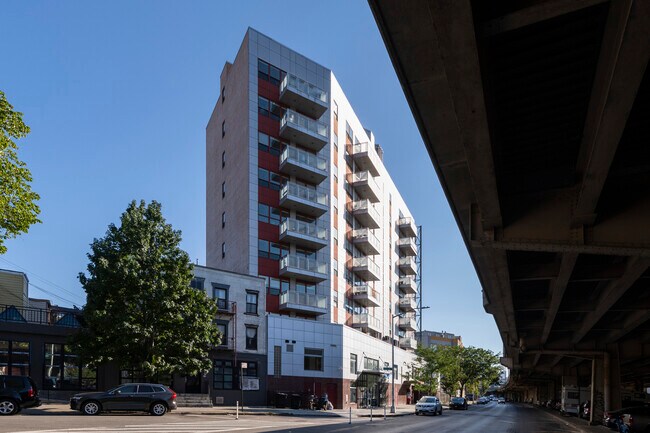 240 Meeker Ave in Brooklyn, NY - Foto de edificio - Building Photo