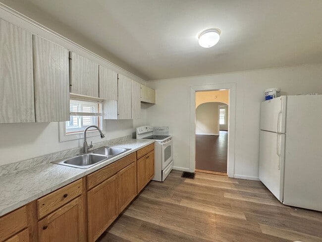 property at 900-902-902 S Plymouth Ave