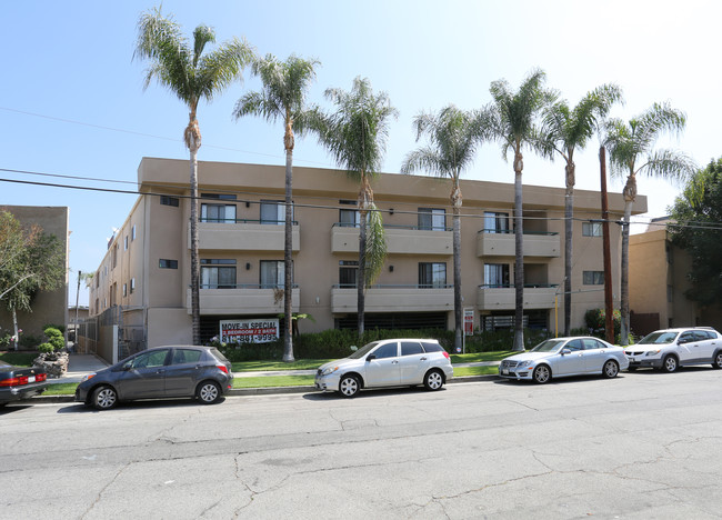 Tarzana Apartments in Tarzana, CA - Foto de edificio - Building Photo