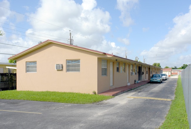 3411-3415 W 12th Ave in Hialeah, FL - Foto de edificio - Building Photo