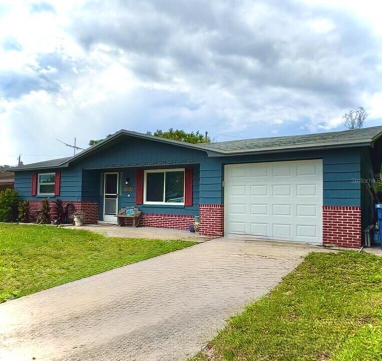 4312 Belleville Ave in Holiday, FL - Building Photo