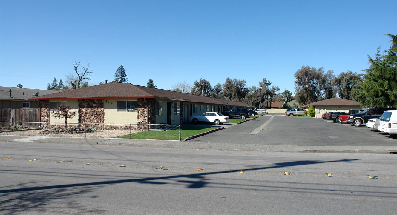 2425 Corby Ave in Santa Rosa, CA - Building Photo