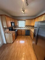 2621 NE 209th St in Miami, FL - Building Photo