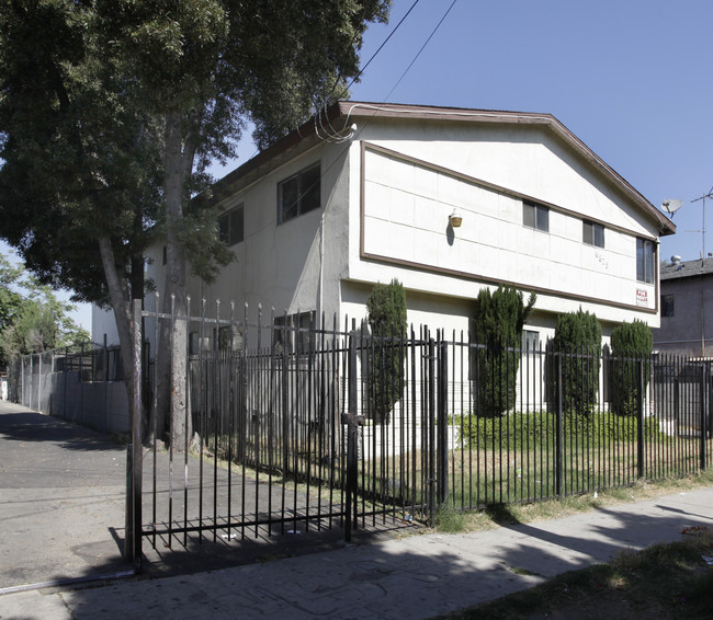 6825 Radford Ave in North Hollywood, CA - Foto de edificio - Building Photo