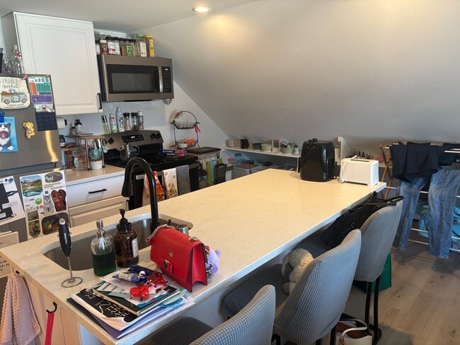 451 New Park Ave, Unit Fl 3 in West Hartford, CT - Building Photo - Building Photo