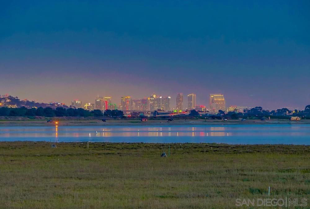 3997 Crown Point Dr in San Diego, CA - Building Photo