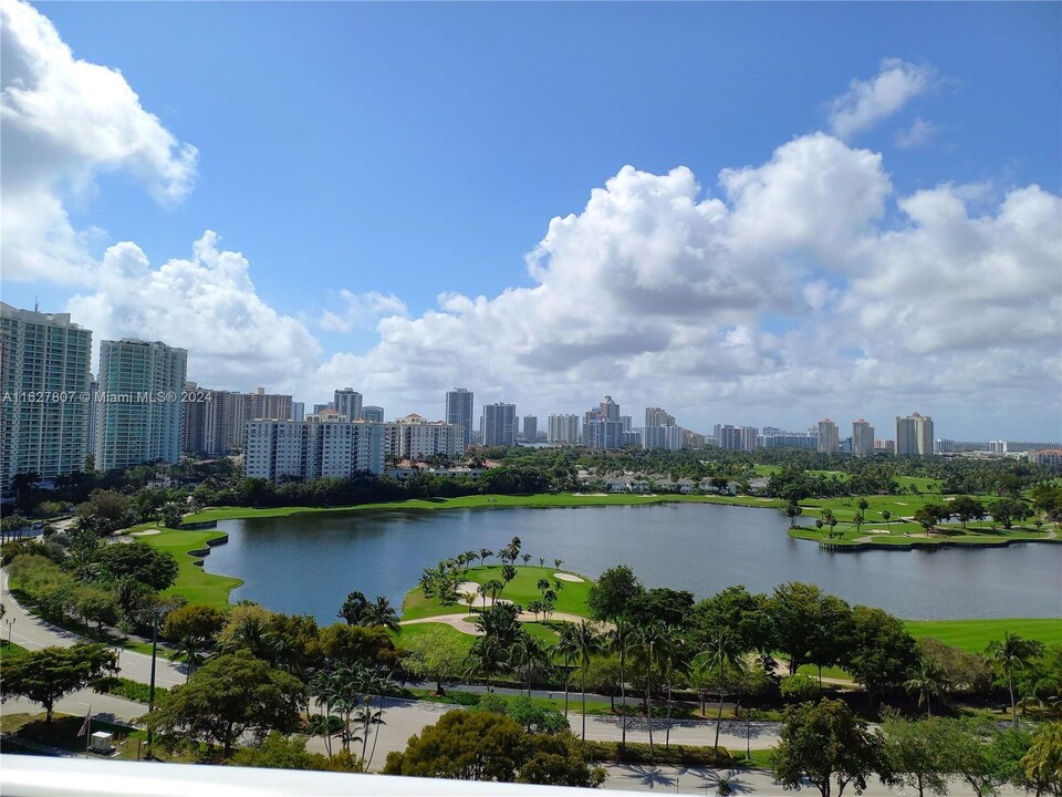 3701 N Country Club Dr, Unit 31706 in Aventura, FL - Building Photo