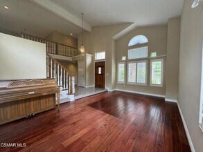 318 Hornblend Ct in Simi Valley, CA - Foto de edificio - Building Photo