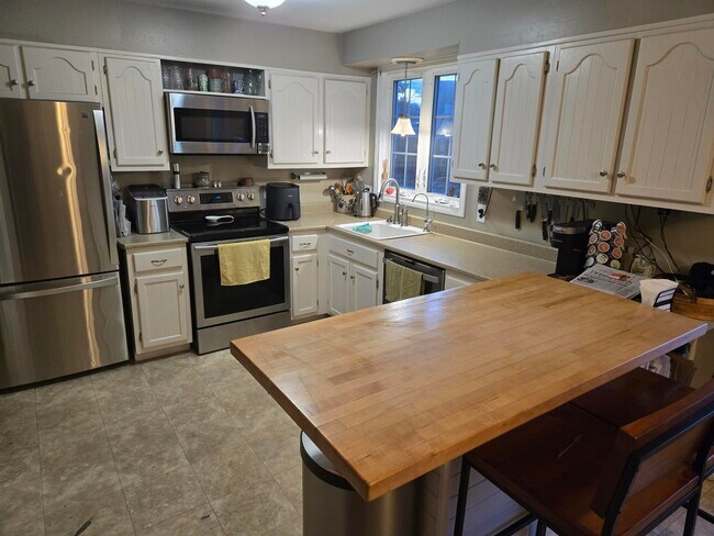 13 Blunt Dr in Derry, NH - Building Photo - Building Photo