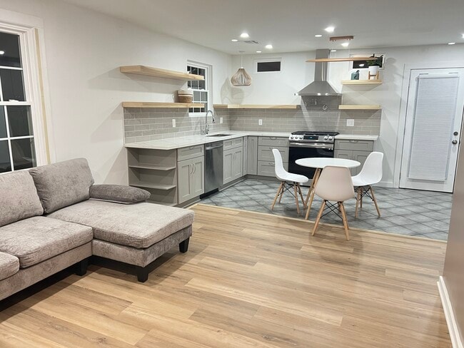 7900 Richard St in Metairie, LA - Foto de edificio - Building Photo