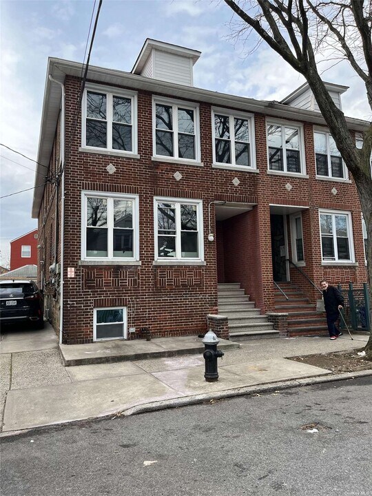 2103 Tomlinson Ave in Bronx, NY - Building Photo