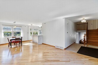 2430 S Shag Bark Trail in Arlington Heights, IL - Foto de edificio - Building Photo