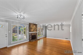 2010 Helena Way in Redwood City, CA - Foto de edificio - Building Photo