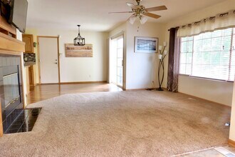 9817 Suncrest Ln in Johnston, IA - Building Photo - Building Photo