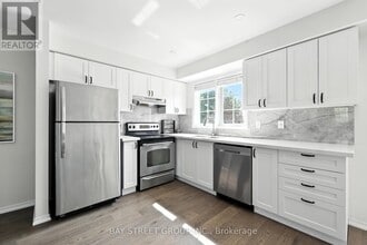 12 Stiles Ave in Aurora, ON - Building Photo - Building Photo