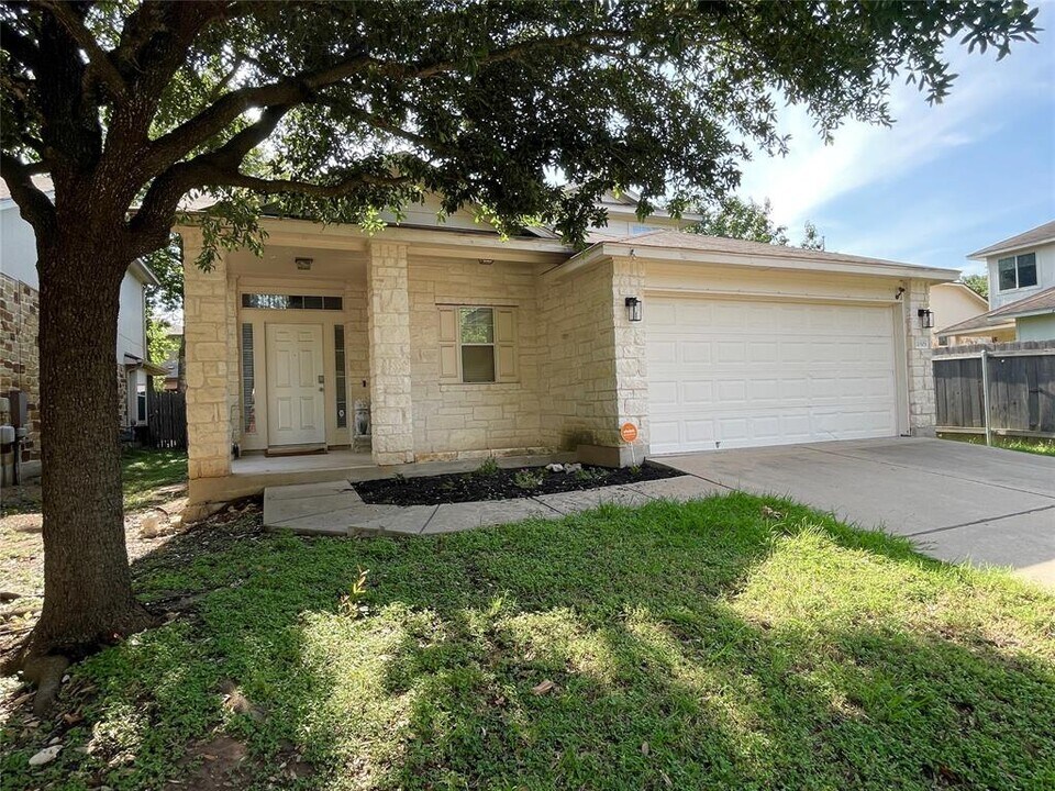 11505 Bruce Jenner Ln in Austin, TX - Building Photo