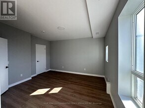 9 Wellington St E in Aurora, ON - Building Photo - Building Photo