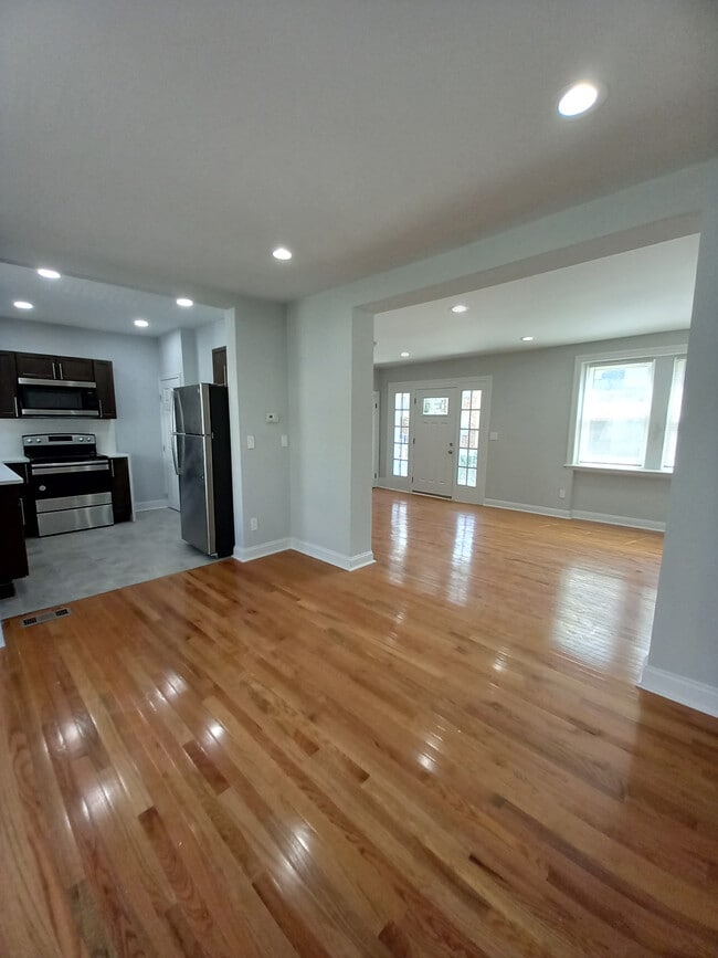 property at 943 E Stafford St