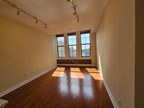 315 New St, Unit 502 in Philadelphia, PA - Foto de edificio - Building Photo