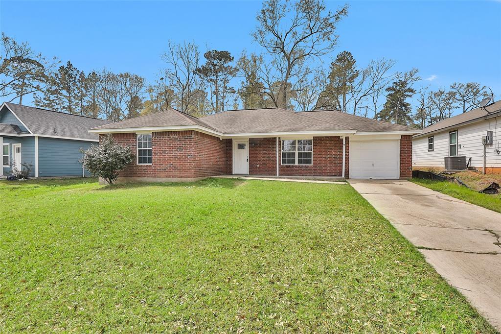 14975 Crockett Rd in Willis, TX - Building Photo