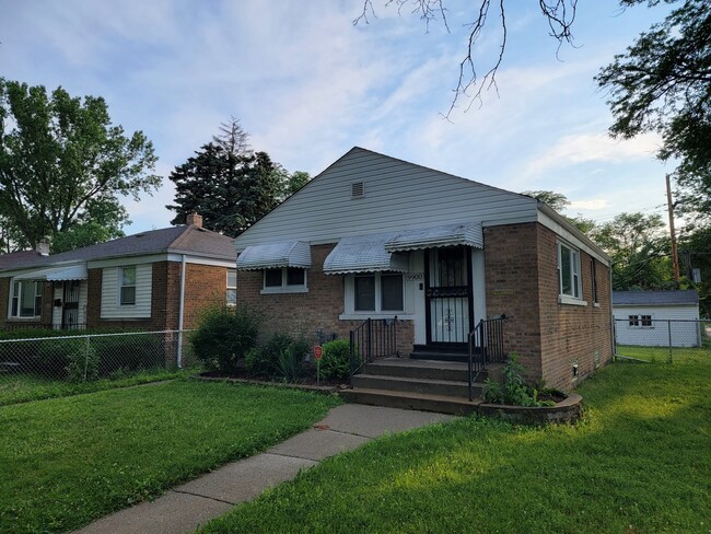 9900 S Paxton Ave in Chicago, IL - Building Photo - Building Photo
