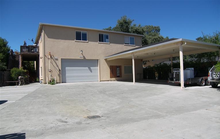 221 S Cloverdale Blvd in Cloverdale, CA - Building Photo