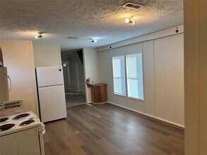 608 Clear Lake Rd in Highlands, TX - Building Photo - Building Photo