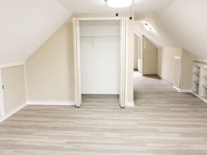 2226 Lewis Dr, Unit (Upstairs) in Lakewood, OH - Building Photo - Building Photo