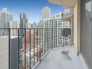 70 W Huron St in Chicago, IL - Building Photo - Building Photo