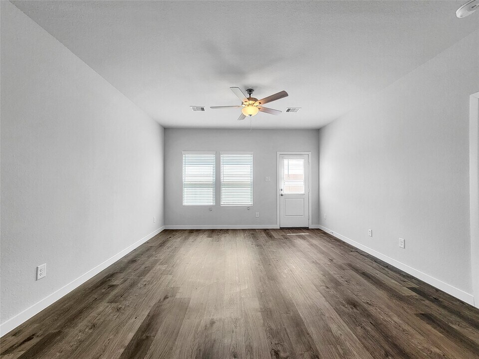 11526 Prosperity Dr in Barrett, TX - Building Photo