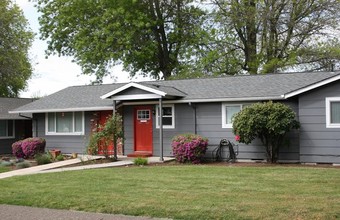 Redwood Court in Dallas, OR - Building Photo - Building Photo