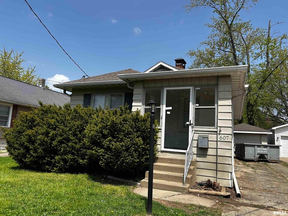 607 E Forrest Hill Ave in Peoria, IL - Foto de edificio