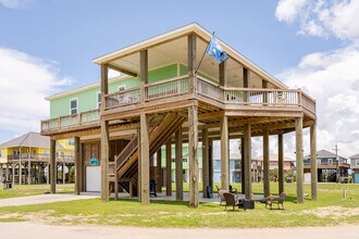 804 1/2 Johnson Crawford Cir in Port Bolivar, TX - Building Photo - Building Photo