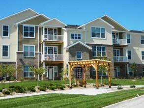 Legacy Commons in Omaha, NE - Foto de edificio - Building Photo