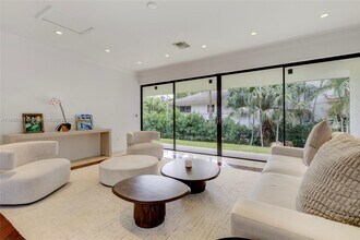 8118 Los Pinos Blvd in Coral Gables, FL - Building Photo - Building Photo