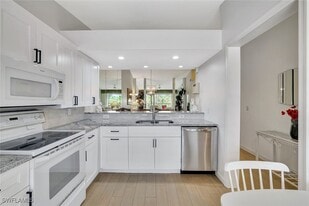 2420 Hidden Lake Dr in Naples, FL - Building Photo