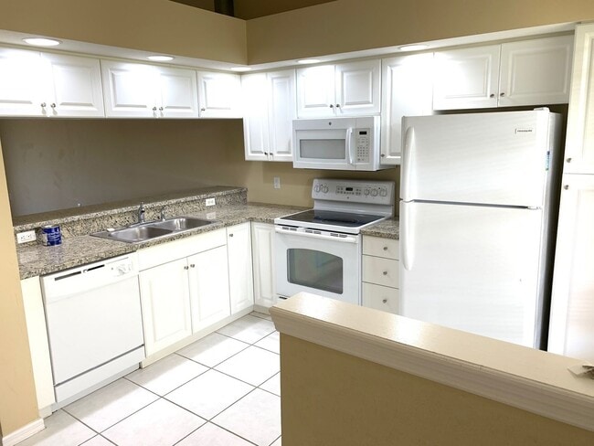 365 Stella Maris Dr N in Naples, FL - Building Photo - Building Photo