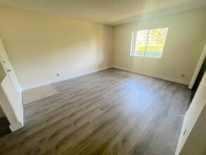 390 N San Antonio Ave in Upland, CA - Building Photo - Building Photo