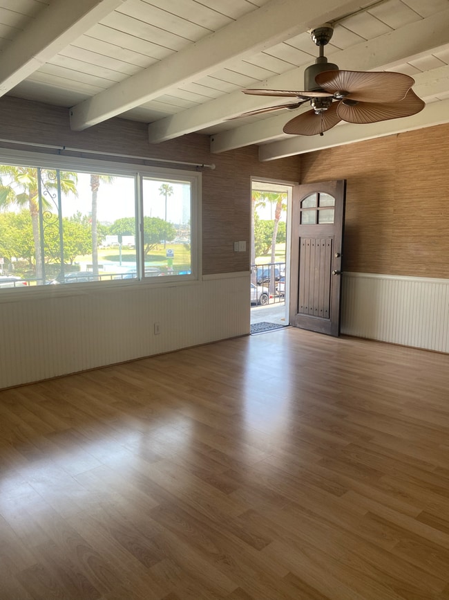 1727 W Balboa Blvd in Newport Beach, CA - Building Photo - Building Photo