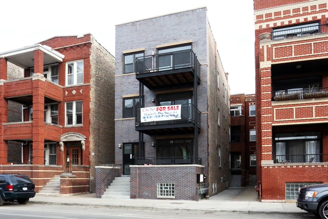 2322 W Augusta Blvd in Chicago, IL - Building Photo