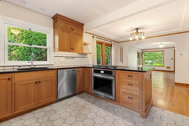property at 3405 SE Franklin St