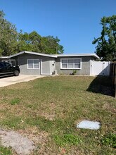 2035 Jo An Dr in Sarasota, FL - Foto de edificio - Building Photo