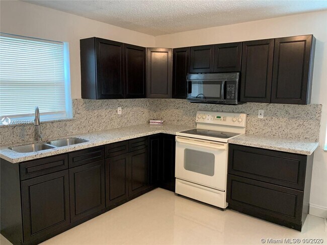 133 SE 2nd Ave-Unit -W in Hallandale Beach, FL - Building Photo - Building Photo