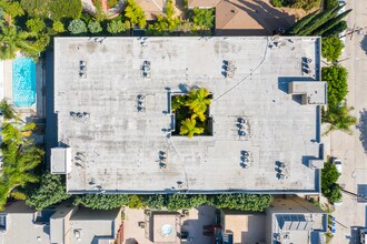 Bakman Apartments in North Hollywood, CA - Foto de edificio - Building Photo