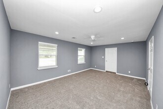 10021 Hazelhurst Dr in Houston, TX - Building Photo - Building Photo