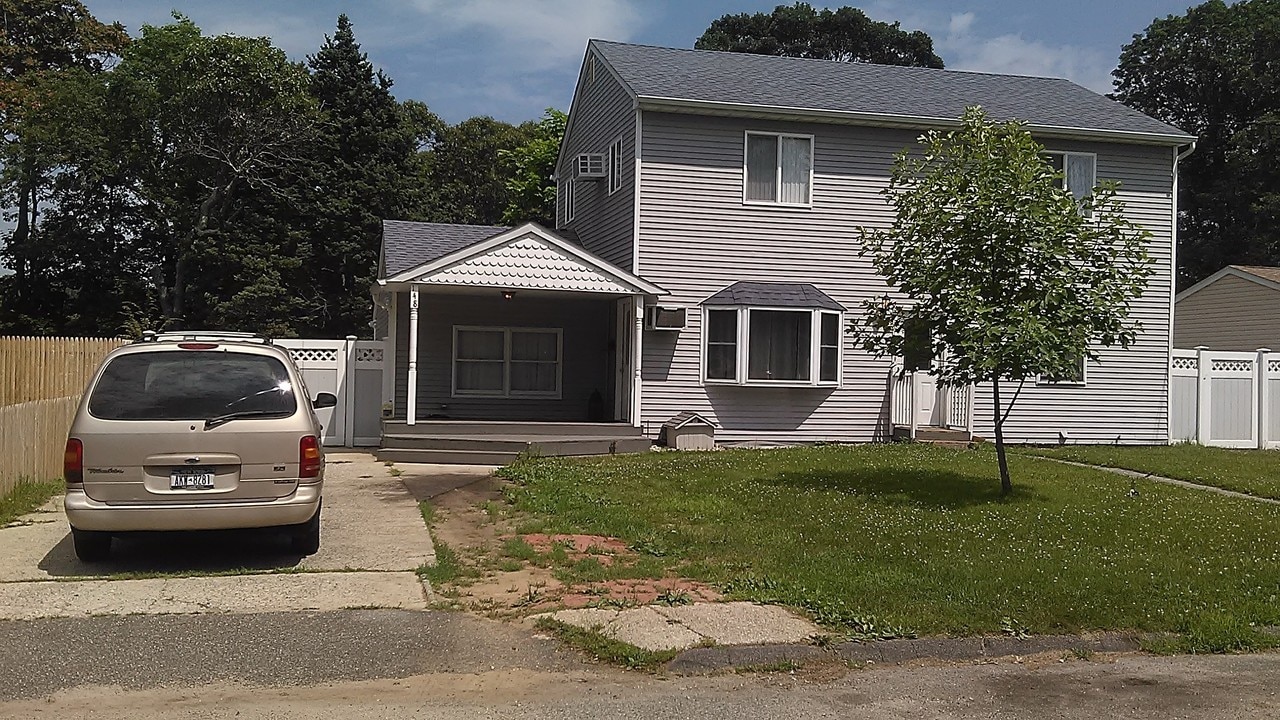 148 Noel Dr in Centereach, NY - Building Photo