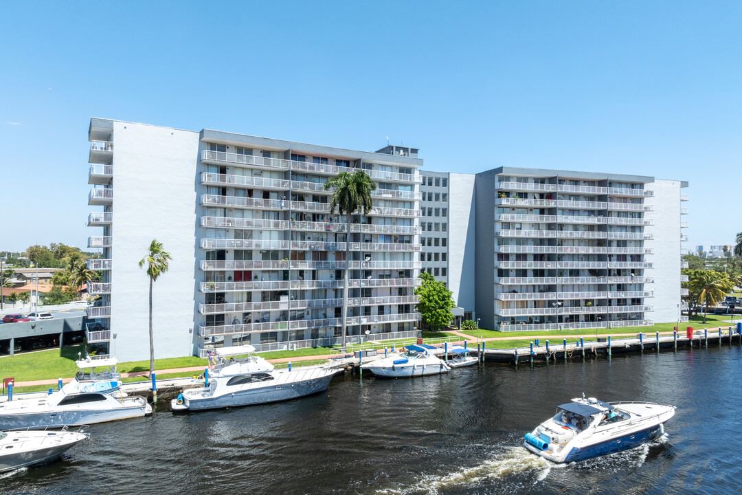 Isla Del Mar in Miami, FL - Foto de edificio