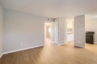 Mission Villas in San Antonio, TX - Foto de edificio - Building Photo