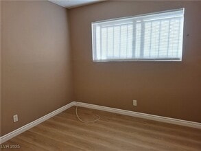 489 North Cir, Unit 2 in Las Vegas, NV - Foto de edificio - Building Photo